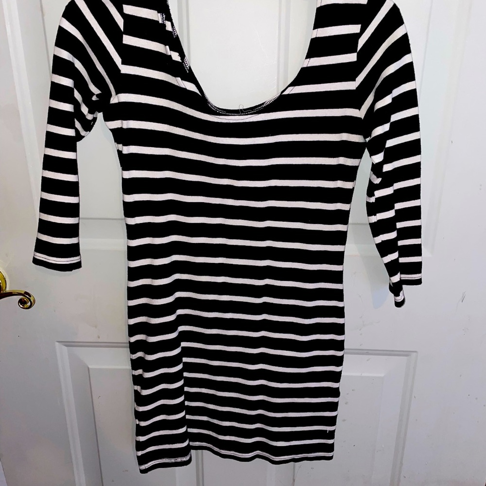 Stripe black and white Body con dress. 3/4 sleeves.